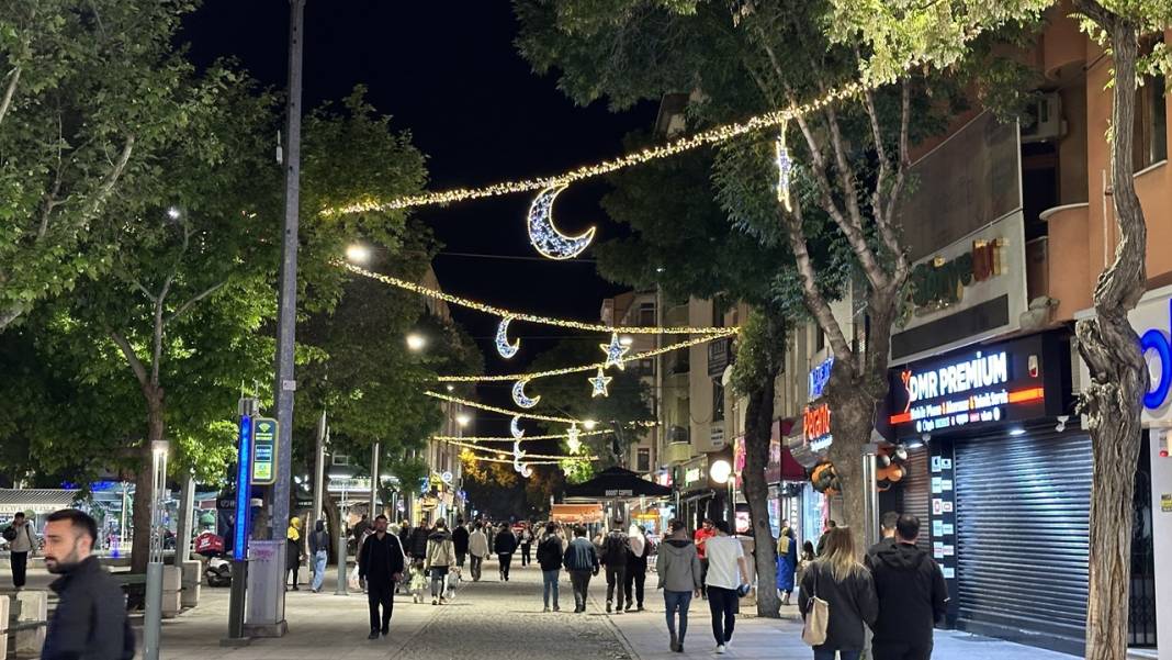 Konya Büyükşehir bayram için sokakları süsledi, aydınlattı 3